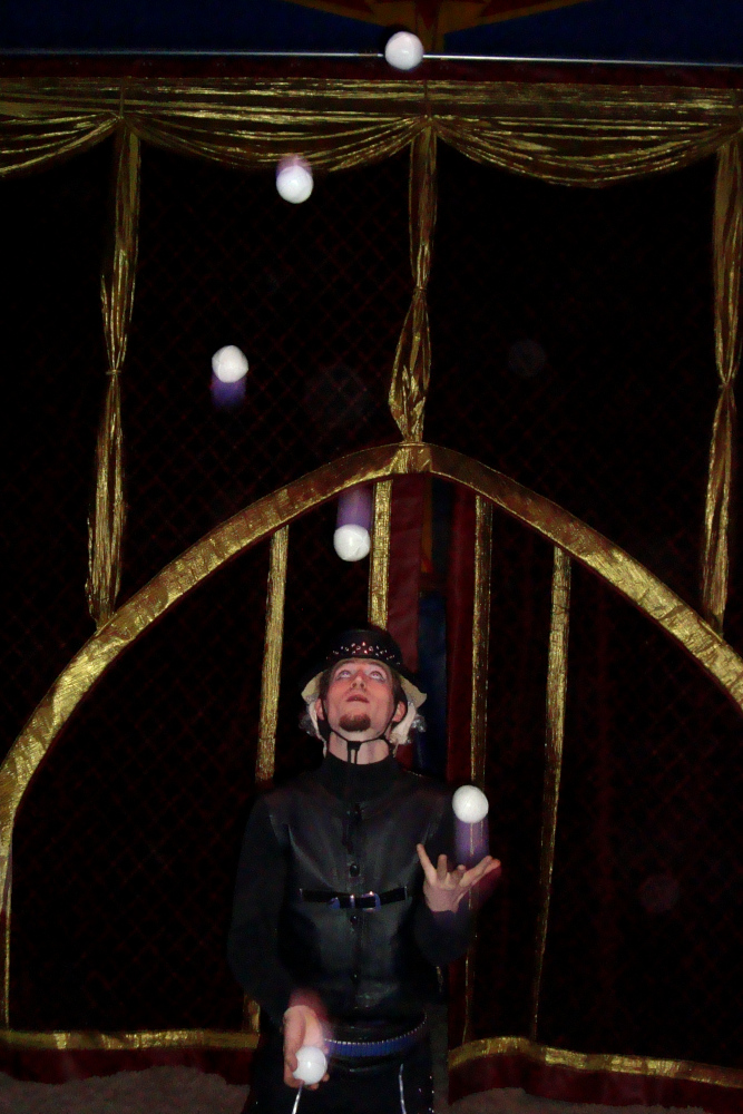 Jongleur mit 6 Bällen in der Menage im Zirkus